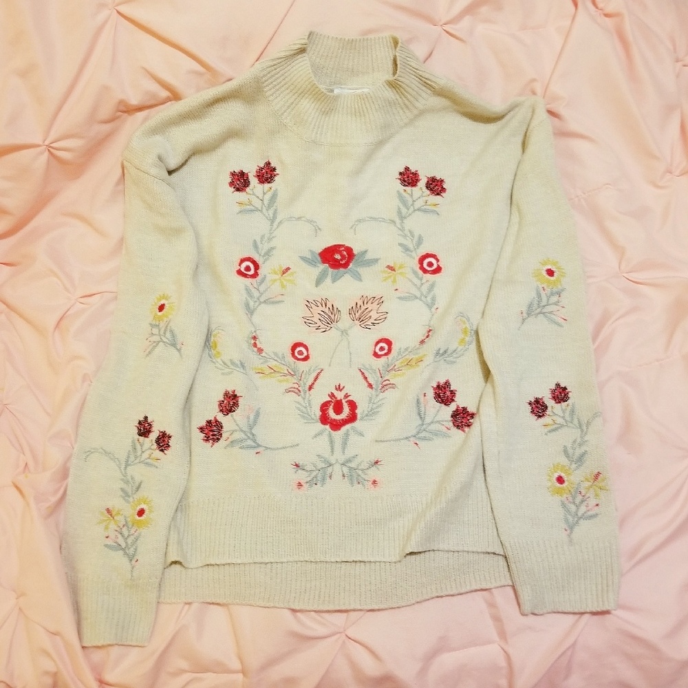 Embroidered Mock neck sweatee